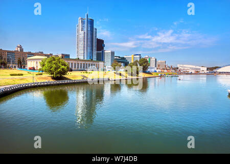 Vista dello skyline del moderno distretto Nyamiha (Nemiga) e fiume Svislach terrapieno in centro a Minsk. Bielorussia Foto Stock