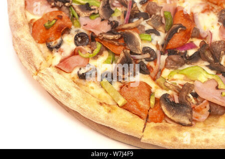 Pizza con salsicce salsiccia per pizza con prosciutto e funghi e formaggio Foto Stock