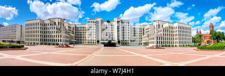 Vista panoramica del governo House con un monumento a Lenin sulla piazza Indipendenza a Minsk, Bielorussia Foto Stock