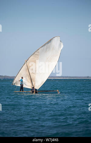 Africa e Madagascar, Anjajavy, barche di pescatori locali vela lungo la costa vicino a Anjajavy. Foto Stock