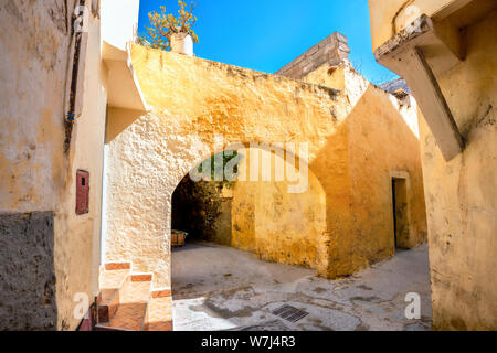 Tipico vicolo con facciata di case residenziali in Medina Essaouira. Il Marocco, Africa del Nord Foto Stock