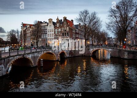 Ponte sul canale al tramonto, Keizersgracht e Leidsegracht, Amsterdam, Olanda Settentrionale, Paesi Bassi Foto Stock