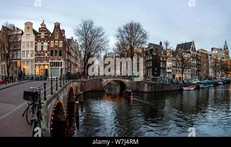 Ponte sul canale al tramonto, Keizersgracht e Leidsegracht, Amsterdam, Olanda Settentrionale, Paesi Bassi Foto Stock