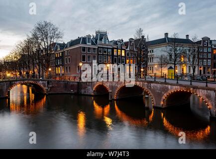 Canal con il ponte al tramonto, Keizersgracht e Leidsegracht, Amsterdam, Olanda Settentrionale, Paesi Bassi Foto Stock