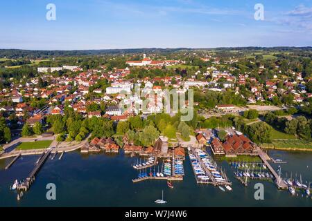 Vista città con un pontile e boathouses, Diessen am Lago Ammer, Funfseenland, Pfaffenwinkel, vista aerea, Alta Baviera, Baviera, Germania Foto Stock