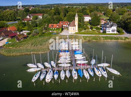 Pontile di sbarco nel lago Ammer e chiesa di San Alban, Sankt Alban vicino a Diessen am Lago Ammer, Funfseenland, Pfaffenwinkel, vista aerea, superiore Foto Stock