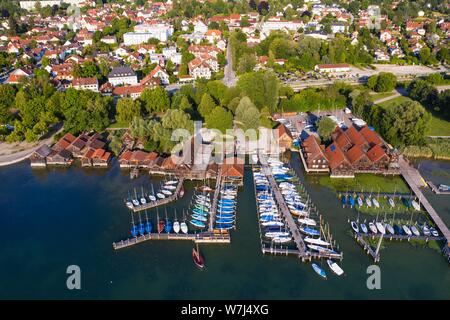 Vista città con un pontile e boathouses, Diessen am Lago Ammer, Funfseenland, Pfaffenwinkel, vista aerea, Alta Baviera, Baviera, Germania Foto Stock