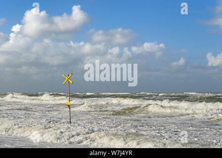 Cartello giallo, in pericolo di vita, stadio sulla spiaggia, tempestoso Mare del Nord, Westerland, Sylt, Nord isola frisone, Frisia settentrionale, Schleswig-Holstein, Germania Foto Stock