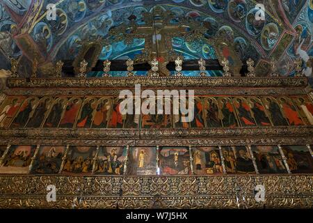 Le raffigurazioni dei santi sulla parete dell'altare, Voronet monastero chiesa, Romania Foto Stock