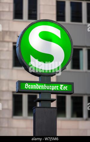 S-Bahn stazione Porta di Brandeburgo, segno, Unter den Linden, Berlino, Germania Foto Stock