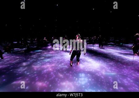 Installazione LED, visitatori presso la Digital Art Museum, TeamLab pianeti, Koto City, Tokyo, Giappone Foto Stock