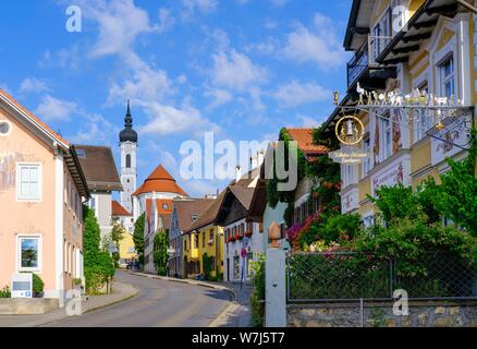 Herrenstrasse e chiesa parrocchiale Mariae assunta, Diessen am Lago Ammer, Funfseenland, Pfaffenwinkel, Alta Baviera, Baviera, Germania Foto Stock