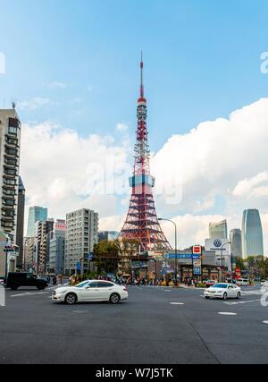 Crocevia di fronte a Tokyo Tower, Tokyo, Giappone Foto Stock