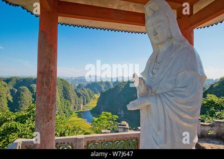 Tam Coc Valley vicino a Ninh Binh, dalla parte superiore della grotta Mua, Vietnam Foto Stock