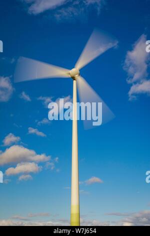 Mulino a vento nella parte anteriore del cielo blu con nuvole, Ense, Nord Reno-Westfalia, Germania Foto Stock
