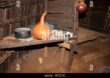 La cucina tradizionale in un africano Chagga tribù hut Foto Stock