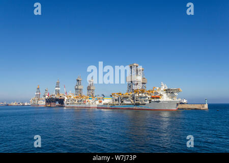 LAS PALMAS DE GRAN CANARIA, Spagna - 9 dicembre 2018: Drillships nel porto di Las Palmas de Gran Canaria (Puerto de la Luz) Foto Stock