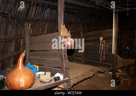 La cucina tradizionale in un africano Chagga tribù hut Foto Stock