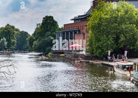 Una vista sul fiume Avon per il teatro di RSC con la folla in riverside cafe terrazzo e balcone del teatro. Foto Stock