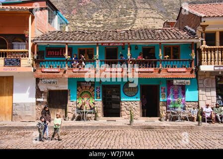 Colorato cafe e una galleria di immagini nella piazza principale, Pisac, Perù Foto Stock