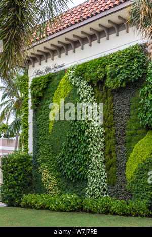 Vivere green wall art su Worth Avenue in Palm Beach a west end di Saks Fifth Avenue nella Esplanade. (USA) Foto Stock