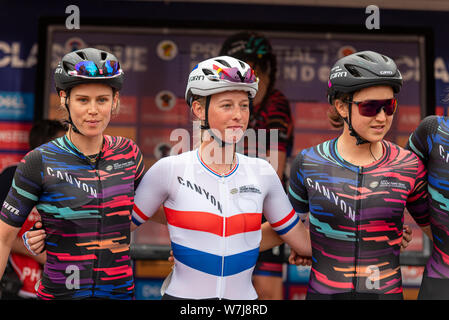 Alice Barnes, Tiffany Cromwell del Canyon Sram prima Racing Racing nel Prudential RideLondon Classique cycle race. Ciclista femmina rider Foto Stock