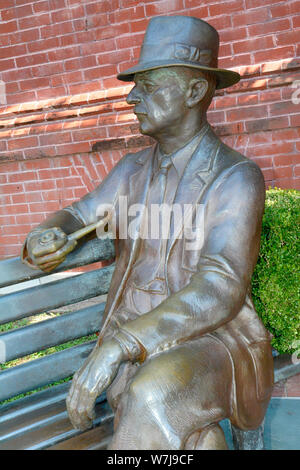 Statua di bronzo di William Faulkner seduto su una panchina con il cappello e il tubo vicino al Municipio nella sua città natale di Oxford, MS, Foto Stock