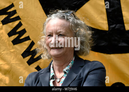 La baronessa Jenny Jones visto durante la commemorazione.Le persone si radunano per 74a Hiroshima commemorazione annuale del bombardamento atomico nel 1945. Un ora di cerimonia è stata eseguita tra cui discorsi, due minuti di silenzio e di corona recante all'Hiroshima ciliegio. Foto Stock