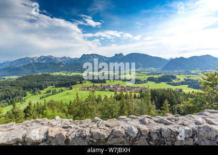 In Germania, in Baviera, Allgaeu, Eisenberg castello, vista montagna Foto Stock