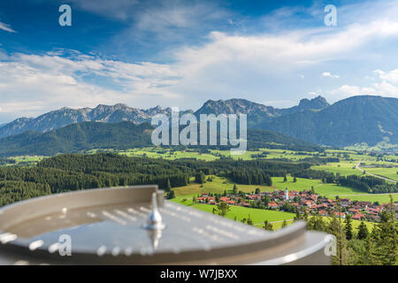 In Germania, in Baviera, Allgaeu, Eisenberg castello, vista montagna Foto Stock