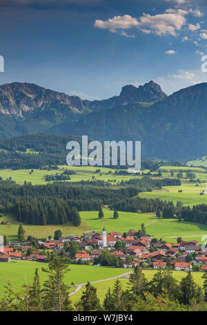 In Germania, in Baviera, Allgaeu, Eisenberg castello, vista montagna Foto Stock