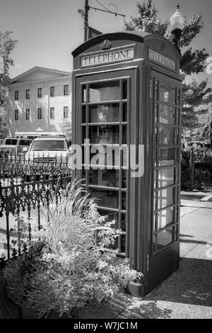 L'iconico British telefono rosso scatola su Courthouse Square a fianco di City Hall, con la sua storica Lafayette County Courthouse in background, Oxford, MS Foto Stock