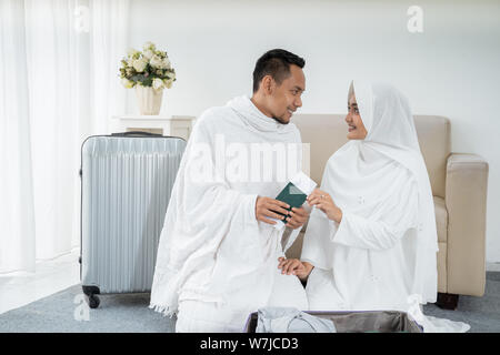 La famiglia musulmana preparare i bagagli prima dell hajj Foto Stock