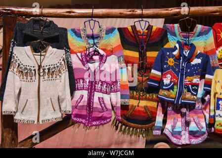 Alpaca sciarpe, scialli e abbigliamento, souvenir turistici, Pisac, Perù Foto Stock