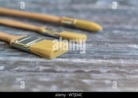 Diversi tipi di pennelli per dipingere su sfondo blu Foto Stock