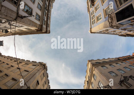 Cerca fino a tipiche case di Lisbona contro il cielo blu Foto Stock