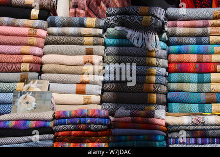Alpaca sciarpe, scialli e abbigliamento, souvenir turistici, Pisac, Perù Foto Stock