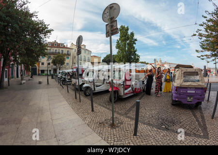 Lisbona, Portogallo - circa luglio,2019: tuk tuk auto parcheggiata su una strada di Lisbona Foto Stock