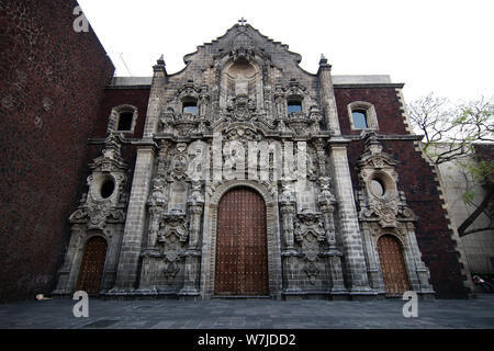 Città del Messico - 2019: vista anteriore del San Felipe Neri chiesa, situato su Republica del Salvador di San presso il centro della città. Foto Stock