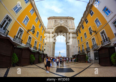 Lisbona, Portogallo - Circa luglio,2019: arco trionfale nel centro di Lisbona Foto Stock