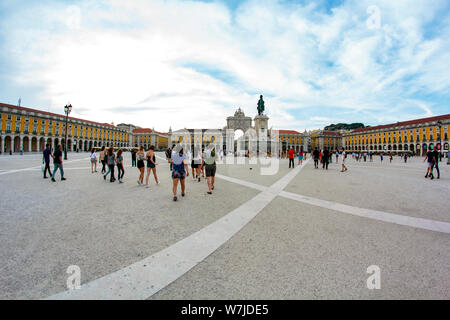 Lisbona, Portogallo - Circa luglio,2019: Piazza del commercio nella città di Lisbona Foto Stock