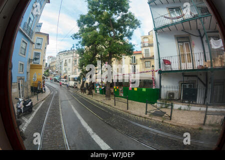 Lisbona, Portogallo - circa luglio,2019: tipiche strade di Lisbona. Vista dall'interno di un tram. Effetto fisheye Foto Stock