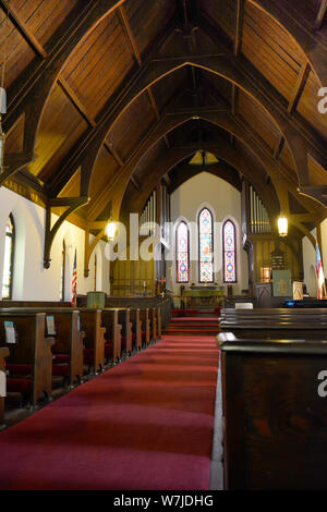 Vista del corridoio del 1851 San Pietro Chiesa Episcopale verso l'alter con vetrate colorate e con soffitto a volta del soffitto in legno a Oxford, MS, STATI UNITI D'AMERICA Foto Stock