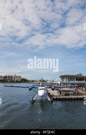 Twin Otter idrovolante con una fila di turbo Beaver piani in porto Victoria British Columbia Canada Foto Stock