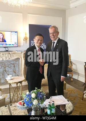 Ma Jack o Ma Yun, sinistra, presidente cinese di e-commerce gigante gruppo Alibaba, è raffigurato con l' Austria il presidente Alexander Van der Bellen durante il Foto Stock