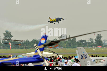 Il mar Baltico api api aerobatic team dalla Lettonia esegue durante la cerimonia di apertura del 1° Sichuan aviazione internazionale e Exhibitio aerospaziale Foto Stock