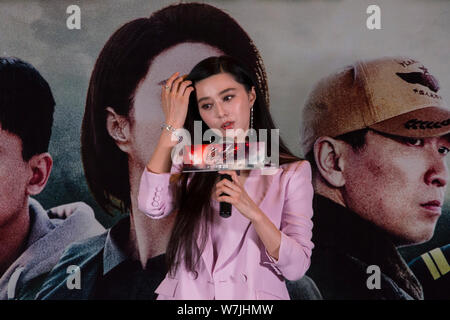 Attrice cinese Fan Bingbing partecipa a una riunione del ventilatore per il suo nuovo film 'Sky Hunter' nella città di Hefei, Cina orientale della provincia di Anhui, 23 settembre 2017. Foto Stock