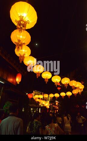 I turisti a piedi sotto la luce accesa 100 di metri lungo dragon lanterna per salutare il prossimo Mid-Autumn Festival e Feste Nazionali a Songcheng Punto Panoramico Foto Stock