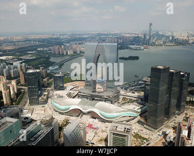 --FILE--Vista del centro di Suzhou e il 300-metro-alta ''Porta dell'Oriente'' al quartiere centrale degli affari di Suzhou City, est della Cina di Jiangsu Foto Stock