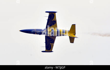 Il mar Baltico api api aerobatic team dalla Lettonia esegue durante la cerimonia di apertura del 1° Sichuan aviazione internazionale e Exhibitio aerospaziale Foto Stock